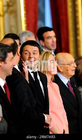 (140222) -- ROME, 22 février 2014 (Xinhua) -- Italie le nouveau primier Matteo Renzi (C) s'entretient avec des membres de son cabinet après la cérémonie d'assermentation au palais Quirinal à Rome le 22 février 2014. Le nouveau Premier ministre italien Matteo Renzi et ses ministres ont prêté serment samedi devant le président italien Giorgio Napolitano, entamant leur tâche pour accélérer les réformes et relancer l économie en difficulté. (Xinhua/Xu Nizhi) ITALIE-ROME-NOUVEAU CABINET PUBLICATIONxNOTxINxCHN Rome février 22 2014 XINHUA Italie Nouveau Primier Matteo Renzi C parle avec les membres de son cabinet après la cérémonie Swearingen à Q. Banque D'Images