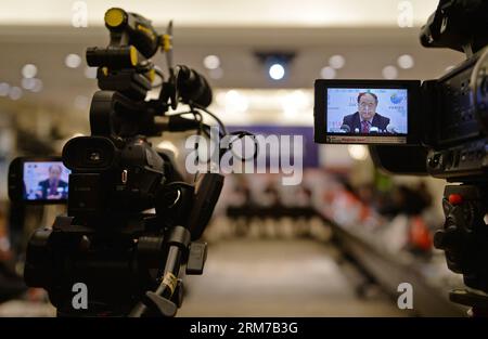 (140222) -- ISTANBUL, 22 février 2014 (Xinhua) -- l'écrivain chinois et lauréat du prix Nobel Mo Yan est vu sur des écrans de caméras lors d'une conférence de presse à Istanbul, en Turquie, le 22 février. Mo Yan, qui effectue une tournée d'une semaine en Turquie, a appelé samedi les gouvernements chinois et turc à faire de nouveaux efforts pour traduire plus d'œuvres dans le but d'accroître la compréhension et l'amitié entre les peuples des deux pays. (Xinhua/lu Zhe) TURKEY-ISTANBUL-LITERATURE-Mo YAN-VISIT PUBLICATIONxNOTxINxCHN Istanbul février 22 2014 l'écrivain chinois XINHUA et lauréat du prix Nobel Mo Yan EST Lakes in came Banque D'Images