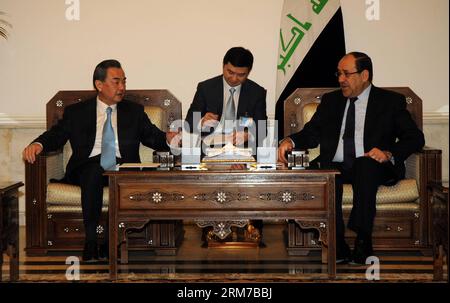 (140223) -- BAGDAD, 23 février 2014 (Xinhua) -- le Premier ministre irakien Nuri al-Maliki (R) rencontre le ministre chinois des Affaires étrangères Wang Yi à Bagdad, Irak, le 23 février 2014. (Xinhua/Liang Youchang) (lyx) IRAK-BAGHDAD-PM-CHINA-FM-WANG YI-MEETING PUBLICATIONxNOTxINxCHN Bagdad février 23 2014 le Premier ministre irakien de XINHUA Nuri Al Maliki r rencontre les ministres chinois des Affaires étrangères Wang Yi à Bagdad Irak février 23 2014 XINHUA Liang Youchang lyx Irak Bagdad PM Chine FM Wang Yi Meeting PUBLICATIONXNOXNOXNOXNOXNOXINTXINXINXINCHN Banque D'Images