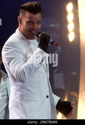 La chanteuse portoricaine Ricky Martin se produit au 55e Festival international de la chanson Vina del Mar, à Vina del Mar, au Chili, le 23 février 2014. (Xinhua/Jorge Villegas) CHILE-VINA DEL MAR-MUSIC FESTIVAL PUBLICATIONxNOTxINxCHN le chanteur portoricain Ricky Martin participe au 55e Festival international de la chanson Vina Del Mar à Vina Del Mar Chili LES 23 2014 février XINHUA Jorge Villegas Chili Vina Del Mar Music Festival PUBLICATIONxNOTxINxCHN Banque D'Images