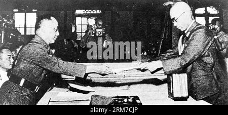 (140225) -- PÉKIN, (Xinhua) -- une photo prise le 9 septembre 1945 montre He Yingqin (L), représentant du gouvernement chinois, recevant la reddition du Japon à Nanjing. Les législateurs chinois font du 13 décembre une journée commémorative nationale pour commémorer les personnes tuées par les agresseurs japonais lors du massacre de Nankin. Le projet de décision sera examiné lors de la session bimensuelle du Comité permanent de l Assemblée populaire nationale (APN) qui se tiendra du mardi au jeudi. Les troupes japonaises ont commencé le massacre à Nanjing le 13 décembre 1937, tuant plus de 300 000 personnes Banque D'Images