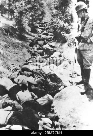 (140225) -- PÉKIN, (Xinhua) -- une photo montre les cadavres de réfugiés massacrés par les troupes japonaises lors du massacre de Nankin dans les années 1930 Les législateurs chinois font du 13 décembre une journée commémorative nationale pour commémorer les personnes tuées par les agresseurs japonais lors du massacre de Nankin. Le projet de décision sera examiné lors de la session bimensuelle du Comité permanent de l Assemblée populaire nationale (APN) qui se tiendra du mardi au jeudi. Les troupes japonaises ont commencé le massacre à Nankin le 13 décembre 1937, tuant plus de 300 000 personnes dans les 40 jours suivants. ( Banque D'Images