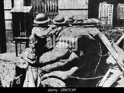 (140225) -- PÉKIN, 25 février 2014 (Xinhua) -- une photo prise le 13 août 1937 montre des troupes chinoises combattant contre des agresseurs japonais à Shanghai. Les législateurs chinois font du 13 décembre une journée commémorative nationale pour commémorer les personnes tuées par les agresseurs japonais lors du massacre de Nankin. Le projet de décision sera examiné lors de la session bimensuelle du Comité permanent de l Assemblée populaire nationale (APN) qui se tiendra du mardi au jeudi. Les troupes japonaises ont commencé le massacre à Nankin le 13 décembre 1937, tuant plus de 300 000 personnes dans les 40 jours suivants Banque D'Images