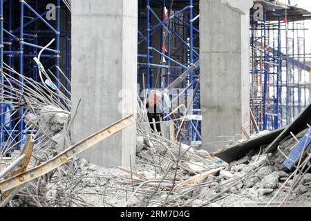 (140226) -- SAMUT PRAKAN, 26 février 2014 (Xinhua) -- la police enquête sur le site d'un effondrement de construction dans la province de Samut Prakan, au centre de la Thaïlande, le 26 février 2014. Une poutre en béton d'un bâtiment hospitalier en construction dans la province de Samut Prakan, au centre de la Thaïlande, s'est effondrée mardi, faisant au moins 11 morts et 17 blessés, ont rapporté les médias locaux. (Xinhua/Rachen Sageamsak)(zhf) THAÏLANDE-SAMUT PRAKAN-EFFONDREMENT DE LA CONSTRUCTION PUBLICATIONxNOTxINxCHN Samut Prakan février 26 2014 la police de XINHUA enquête sur le site d'un effondrement de la construction dans le centre de la Thaïlande pays S Samut Prakan province Fe Banque D'Images