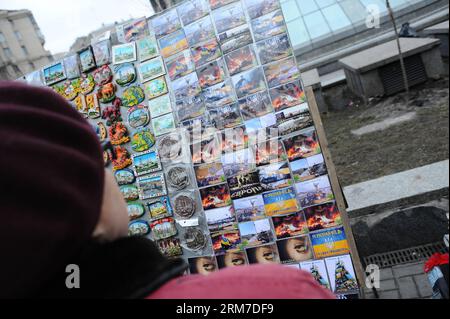 (140226) -- KIEV, 26 février 2014 (Xinhua) -- Une femme regarde des souvenirs avec des scènes d'affrontements sur la place de l'indépendance Maïdan à Kiev, capitale de l'Ukraine, le 25 février 2014. (Xinhua/Dai Tianfang) UKRAINE-KIEV-INDÉPENDANCE SQUARE-AFTERMATH PUBLICATIONxNOTxINxCHN Kiev février 26 2014 XINHUA une femme regarde des souvenirs avec des scènes d'affrontements SUR la place de l'indépendance Maidan à Kiev capitale de l'Ukraine LE 25 2014 février XINHUA Dai Tian Fang Ukraine Kiev Independence Square Aftermath PUBLICATIONxNOTxINxCHN Banque D'Images