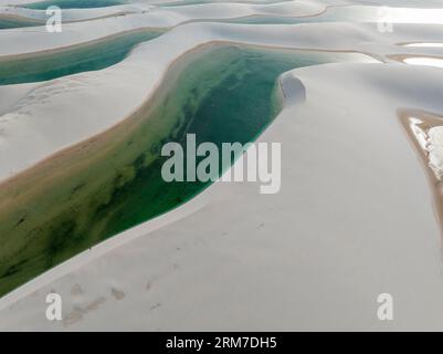 Vue aérienne de Lencois Maranhenses. Dunes de sable blanc avec piscines d'eau douce et transparente. Désert. Barreirinhas. Etat de Maranhao. Brésil Banque D'Images