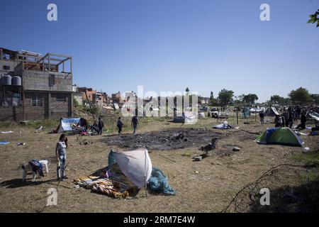 (140227) -- BUENOS AIRES, 27 fév. 2014 (Xinhua) -- les personnes séjournent dans une propriété proche de Parque Indoamericano dans le quartier Villa Lugano à Buenos Aires, Argentine, le 27 fév. 2014. Le gouvernement de la ville négocie avec les familles occupant irrégulièrement les terres afin de les expulser sans incident, selon la presse locale. (Xinhua/Martin Zabala) (jg) (ce) ARGENTINE-BUENOS AIRES-EXPULSION DE LA COMMUNAUTÉ PAUVRE PUBLICATIONxNOTxINxCHN Buenos Aires 27 2014 févr. Les célébrités de XINHUA séjournent dans une propriété proche de Parque dans le quartier Villa Lugano à Buenos Aires Argentine LE 27 2014 févr. La ville S G Banque D'Images