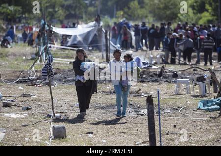 (140227) -- BUENOS AIRES, 27 fév. 2014 (Xinhua) -- les personnes séjournent dans une propriété proche de Parque Indoamericano dans le quartier Villa Lugano à Buenos Aires, Argentine, le 27 fév. 2014. Le gouvernement de la ville négocie avec les familles occupant irrégulièrement les terres afin de les expulser sans incident, selon la presse locale. (Xinhua/Martin Zabala) (jg) (ce) ARGENTINE-BUENOS AIRES-EXPULSION DE LA COMMUNAUTÉ PAUVRE PUBLICATIONxNOTxINxCHN Buenos Aires 27 2014 févr. Les célébrités de XINHUA séjournent dans une propriété proche de Parque dans le quartier Villa Lugano à Buenos Aires Argentine LE 27 2014 févr. La ville S G Banque D'Images