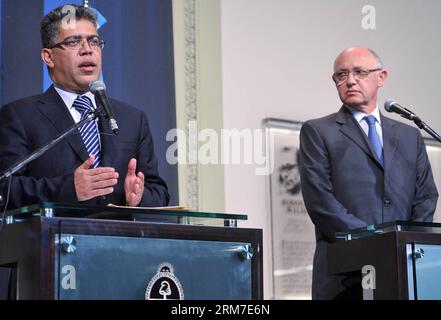 (140227) -- BUENOS AIRES, 27 février 2014 (Xinhua) -- le ministre vénézuélien des Affaires étrangères Elias Jaua (à gauche) et le ministre argentin des Affaires étrangères Hector Timerman participent à une conférence de presse au Government House à Buenos Aires, capitale de l'Argentine, le 27 février 2014. (Xinhua/Victoria Egurza/TELAM) (jg) (sp) ARGENTINA-BUENOS AIRES-VENEZUELA-FM-VISIT PUBLICATIONxNOTxINxCHN Buenos Aires 27 2014 février les ministres vénézuéliens des Affaires étrangères de XINHUA Elias l et argentin Hector participent à une conférence de presse à la Maison du gouvernement à Buenos Aires capitale Argentine LE 27 2014 février Banque D'Images