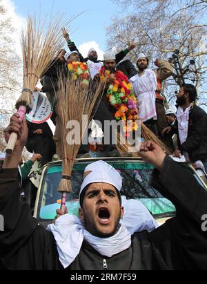 (140301) -- SRINAGAR, 1 mars 2014 (Xinhua) -- les partisans du parti AAM Aadmi (AAP) ou parti populaire populaire indien crient des slogans lors de son premier rassemblement à Srinagar, capitale estivale du Cachemire contrôlé par l'Inde, le 1 mars 2014. AAP jeudi a fait une incursion dans le Cachemire contrôlé par l'Inde en finalisant le mandat de l'activiste social Raja Muzaffar Bhat pour Srinagar lors des prochaines élections générales indiennes de 2014. Raja se disputera contre le patron de la Conférence nationale du parti au pouvoir du Cachemire sous contrôle indien, Farooq Abdullah. (Xinhua/Javed Dar) KASHMIR-SRINAGAR-RALLY PUBLICATIONxNOTxINxCHN Srin Banque D'Images