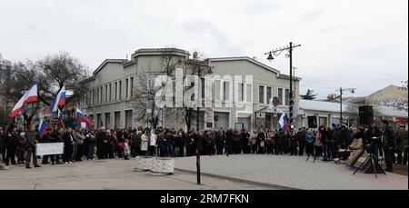 (140302) -- SIMFEROPOL, 2 mars 2014 (Xinhua) -- des partisans pro-russes participent à un rassemblement pro-russe à Simferopol, capitale de la République de Crimée ukrainienne, le 2 mars 2014.(Xinhua/Jia Yuchen) (zjl) UKRAINE-CRIMÉE-SIMFEROPOL-RALLY-RUSSIA PUBLICATIONxNOTxINxCHN Simferopol Mars 2 2014 les supporters de XINHUA pro Russie participent à un rassemblement pro Russie à Simferopol capitale de l'Ukraine République de Crimée LE 2 2014 mars XINHUA Jia Yuchen Ukraine Crimée Simferopol Rally Russia PUBLICATIONxNOTxINxCHN Banque D'Images