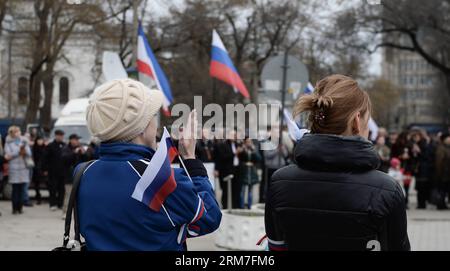 (140302) -- SIMFEROPOL, 2 mars 2014 (Xinhua) -- des partisans pro-russes participent à un rassemblement pro-russe à Simferopol, capitale de la République de Crimée ukrainienne, le 2 mars 2014.(Xinhua/Jia Yuchen) (zjl) UKRAINE-CRIMÉE-SIMFEROPOL-RALLY-RUSSIA PUBLICATIONxNOTxINxCHN Simferopol Mars 2 2014 les supporters de XINHUA pro Russie participent à un rassemblement pro Russie à Simferopol capitale de l'Ukraine République de Crimée LE 2 2014 mars XINHUA Jia Yuchen Ukraine Crimée Simferopol Rally Russia PUBLICATIONxNOTxINxCHN Banque D'Images