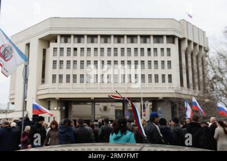 (140302) -- SIMFEROPOL, 2 mars 2014 (Xinhua) -- Un ruban ressemblant à un drapeau russe a été vu lors d'un rassemblement à Simferopol, capitale de la République de Crimée de l'Ukraine, le 2 mars 2014.(Xinhua/Jia Yuchen) (zjl) UKRAINE-CRIMÉE-SIMFEROPOL-RALLY-RUSSIA PUBLICATIONxNOTxINxCHN Simferopol Mars 2 2014 XINHUA un drapeau national russe comme ruban EST des lacs lors d'un rassemblement à Simferopol capitale de l'Ukraine République de Crimée LE 2 2014 Mars XINHUA Jia Yuchen Ukraine Crimée Simferopol Rally Russia PUBLICATIONxNOTxINxINxCHN Banque D'Images