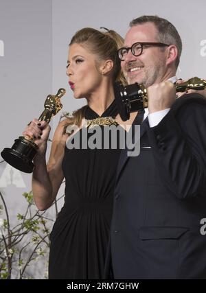 LOS ANGELES, 2 mars 2014 (Xinhua) - Morgan Neville (R) et Caitrin Rogers posent après avoir remporté le prix du meilleur long métrage documentaire pour 20 pieds de célébrité au Dolby Theatre à Hollywood, Californie, États-Unis, le 2 mars 2014. (Xinhua/Yang Lei) US-LOS ANGELES-OSCARS-AWARD PUBLICATIONxNOTxINxCHN Los Angeles Mars 2 2014 XINHUA Morgan Neville et Rogers posent après avoir remporté le meilleur long métrage documentaire pour 20 pieds de star AU Dolby Theatre à Hollywood Californie aux États-Unis Mars 2 2014 XINHUA Yang Lei U.S. Los Angeles Oscars Award PUBLICATIONxNOTxINxCHN Banque D'Images