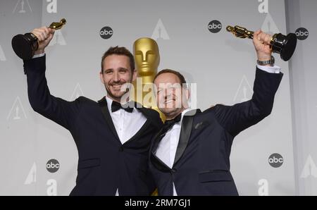 LOS ANGELES, 2 mars 2014 (Xinhua) -- Anders Walter (L) et Kim Magnusson poss après avoir remporté le prix du meilleur court métrage d'action en direct pour Helium au Dolby Theatre à Hollywood, Californie, États-Unis, le 2 mars 2014. (Xinhua/Yang Lei) US-LOS ANGELES-OSCARS-AWARD PUBLICATIONxNOTxINxCHN Los Angeles Mars 2 2014 XINHUA Anders Walter l et Kim Magnusson Poss après avoir remporté le meilleur court métrage d'action en direct pour Helium au Dolby Theatre de Hollywood Californie aux États-Unis Mars 2 2014 XINHUA Yang Lei U.S. Los Angeles Oscars Award PUBLICATIONxNOTxINxCHN Banque D'Images