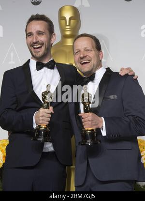 LOS ANGELES, 2 mars 2014 (Xinhua) -- Anders Walter (L) et Kim Magnusson poss après avoir remporté le prix du meilleur court métrage d'action en direct pour Helium au Dolby Theatre à Hollywood, Californie, États-Unis, le 2 mars 2014. (Xinhua/Yang Lei) US-LOS ANGELES-OSCARS-AWARD PUBLICATIONxNOTxINxCHN Los Angeles Mars 2 2014 XINHUA Anders Walter l et Kim Magnusson Poss après avoir remporté le meilleur court métrage d'action en direct pour Helium au Dolby Theatre de Hollywood Californie aux États-Unis Mars 2 2014 XINHUA Yang Lei U.S. Los Angeles Oscars Award PUBLICATIONxNOTxINxCHN Banque D'Images