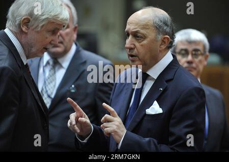 (140303) -- BRUXELLES, 3 mars 2014 (xinhua) -- le ministre français des Affaires étrangères Laurent Fabius (à droite) s'entretient avec le ministre finlandais des Affaires étrangères Erkki Sakari Tuomioja avant une réunion des ministres européens des Affaires étrangères sur la crise ukrainienne au siège de l'UE à Bruxelles, Belgique, le 3 mars 2014. (Xinhua/Ye Pingfan) BELGIQUE-BRUXELLES-UE-RÉUNION DES MINISTRES DES AFFAIRES ÉTRANGÈRES-UKRAINE PUBLICATIONxNOTxINxCHN Bruxelles Mars 3 2014 XINHUA les ministres français des Affaires étrangères Laurent Fabius r s'entretiennent avec les ministres finlandais des Affaires étrangères Erkki Sakari Tuomioja avant la réunion des ministres européens des Affaires étrangères SUR la crise ukrainienne AU siège de l'UE à B. Banque D'Images
