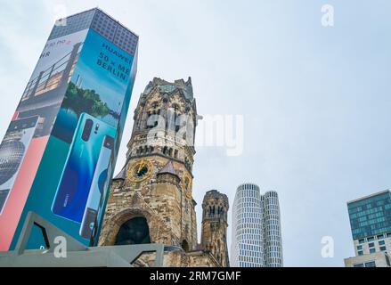 Berlin, Allemagne - Juky 30, 2019 : vue de l'église commémorative Kaiser Wilhelm parmi les gratte-ciel modernes Banque D'Images