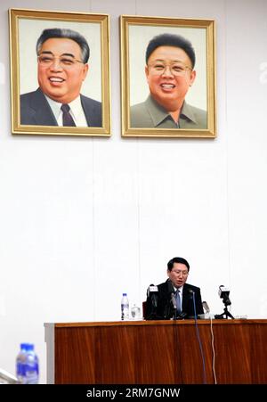 (140227) -- PYONGYANG, 27 février 2014 (Xinhua) -- Kim Jung Wook, missionnaire baptiste sud-coréen, prend la parole lors d'une conférence de presse à Pyongyang, capitale de la République populaire démocratique de Corée (RPDC), le 27 février 2014. Kim Jung Wook, 50 ans, qui a été arrêté pour avoir prétendument tenté d'établir des églises chrétiennes clandestines à travers la RPDC, s'est excusé jeudi pour ses crimes anti-étatiques. (Xinhua/Zhang Li) RPDC-PYONGYANG-MISSIONNAIRE SUD-CORÉEN PUBLICATIONxNOTxINxCHN Pyongyang février 27 2014 XINHUA Kim Young Wook un missionnaire baptiste sud-coréen prend la parole lors d'une conférence de presse dans la capitale Pyongyang Banque D'Images