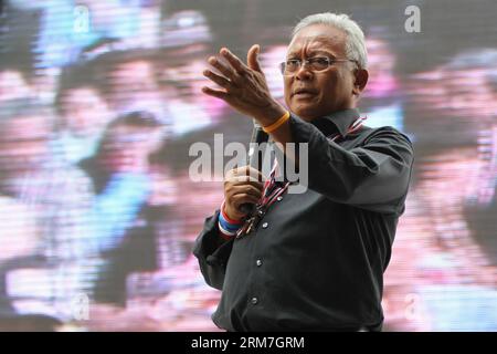 (140227) -- BANGKOK, 27 février 2014 (Xinhua) -- Suthep Thaugsuban, leader de la contestation anti-gouvernementale en Thaïlande, prend la parole lors d'un rassemblement à Bangkok, Thaïlande, le 27 février 2014. Suthep Thaugsuban, leader de la contestation anti-gouvernementale en Thaïlande, a accepté jeudi de tenir des entretiens avec le Premier ministre intérimaire Yingluck Shinawatra, à condition que les entretiens soient individuels et retransmis en direct à la télévision. (Xinhua/Rachen Sageamsak)(zjl) THAILAND-BANGKOK-RALLY-TALK PUBLICATIONxNOTxINxCHN Bangkok février 27 2014 XINHUA Thai Country S anti Government Protest leader Suthep Thaugsuban prend la parole LORS d'un rassemblement à Bangkok Thai Country 2 février Banque D'Images