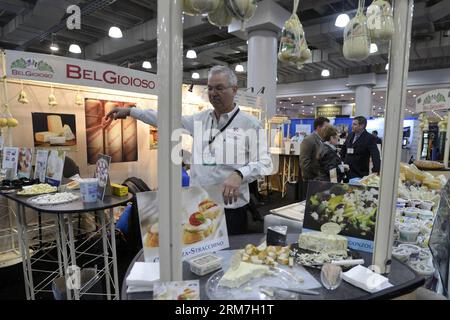 Un exposant fait la promotion des chees lors de l'International Restaurant & Foodservice Show à New York, États-Unis, le 3 mars 2014. L'International Restaurant & Foodservice Show de New York est le seul événement à New York qui sert exclusivement l'industrie de la restauration et de la restauration. Il s'agit d'un événement spécial pour toute personne impliquée dans l'industrie de la restauration, de la restauration ou de l'hôtellerie avec des propriétaires de restaurants indépendants, des exploitants d'établissements QSR et Quick Serve, des traiteurs, des boulangers, des chefs et d'autres de tous les segments et concepts, ainsi que des bars, des boîtes de nuit, des hôpitaux, des hôtels et des services alimentaires commerciaux o Banque D'Images