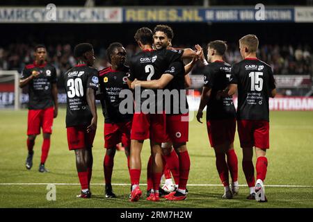 ROTTERDAM - (lr) Derensili Sanches Fernandes ou sbv Excelsior, gardien de but sbv Excelsior Stijn van Gassel, Siebe Horemans ou sbv Excelsior, Nikolas Agrafiotis ou sbv Excelsior, Lazaros Lamprou ou ou sbv Excelsior, Noah Naujoks ou svb Excelsior célèbrent le 1-0 lors du match de championnat néerlandais entre l'Excelsior Rotterdam et Fortuna Sittard au Van Donge & de Roo Stadium le 26 août 2023 à Rotterdam, pays-Bas. ANP BART STOUTJESDYK Banque D'Images