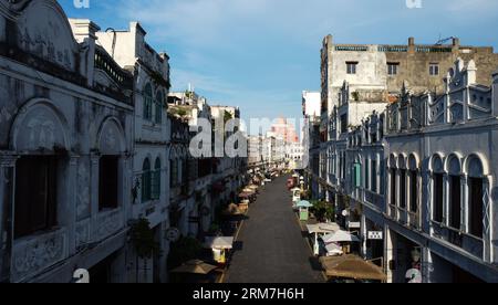 Haikou, Chine. 26 août 2023. (230827) -- HAIKOU, 27 août 2023 (Xinhua) -- cette photo aérienne prise le 26 août 2023 montre une vue de la vieille rue Qilou à Haikou, dans la province de Hainan dans le sud de la Chine. Qilou, ou maison à arcades, désigne un bâtiment avec une arcade de façade au rez-de-chaussée qui permet aux piétons de passer à travers. Haikou possède le plus grand et le mieux conservé complexe de Qilou en Chine, qui a été inclus par les autorités de l'État dans la première liste des rues historiques du pays en 2009. La plupart des Qilou de la ville ont été construits au début des années 1900 par des Chinois de retour à l'étranger avec des idées empruntées Banque D'Images