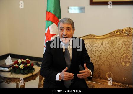 (140304) -- ALGER, 4 mars 2014 (Xinhua) -- Ali Benflis, ancien Premier ministre algérien et candidat aux élections présidentielles, prend la parole alors qu'il se prépare à signer ses documents de candidature pour les prochaines élections du 17 avril au conseil constitutionnel d'Alger, le 4 mars 2014. Benflis est considéré comme un candidat fort aux élections. (Xinhua/Mohamed Kadri) ALGÉRIE-ALGER-ÉLECTIONS-CANDIDAT PUBLICATIONxNOTxINxCHN Alger Mar 4 2014 XINHUA ancien Premier ministre algérien et candidat aux élections présidentielles Ali prend la parole alors qu'il se prépare à signer sa candidature documents pour la prochaine Banque D'Images