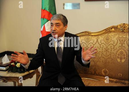 (140304) -- ALGER, 4 mars 2014 (Xinhua) -- Ali Benflis, ancien Premier ministre algérien et candidat aux élections présidentielles, prend la parole alors qu'il se prépare à signer ses documents de candidature pour les prochaines élections du 17 avril au conseil constitutionnel d'Alger, le 4 mars 2014. Benflis est considéré comme un candidat fort aux élections. (Xinhua/Mohamed Kadri) ALGÉRIE-ALGER-ÉLECTIONS-CANDIDAT PUBLICATIONxNOTxINxCHN Alger Mar 4 2014 XINHUA ancien Premier ministre algérien et candidat aux élections présidentielles Ali prend la parole alors qu'il se prépare à signer sa candidature documents pour la prochaine Banque D'Images