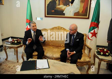 (140304) -- ALGER, 4 mars 2014 (Xinhua) -- l'ancien Premier ministre algérien et candidat à l'élection présidentielle Ali Benflis (L) prend la parole, comme le regarde le président du conseil constitutionnel Mourad Medelci, le 4 mars 2014. Benflis qui est considéré comme un candidat fort aux élections a signé ses documents de candidature pour les prochaines élections d'avril 17 au conseil constitutionnel à Alger. (Xinhua/Mohamed Kadri) ALGÉRIE-ALGER-ÉLECTIONS-CANDIDAT PUBLICATIONxNOTxINxCHN Alger Mar 4 2014 XINHUA ancien Premier ministre algérien et candidat aux élections présidentielles Ali l parle A Banque D'Images