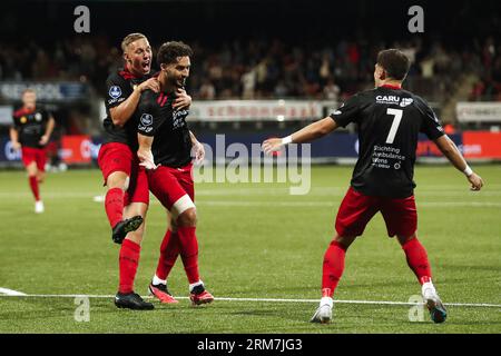 ROTTERDAM - (lr) Julian Baas ou sbv Excelsior, Nikolas Agrafiotis ou sbv Excelsior, Lazaros Lamprou ou ou sbv Excelsior célèbrent le 1-0 lors du match de championnat néerlandais entre l'Excelsior Rotterdam et Fortuna Sittard au Van Donge & de Roo Stadium le 26 août 2023 à Rotterdam, aux pays-Bas. ANP BART STOUTJESDYK Banque D'Images