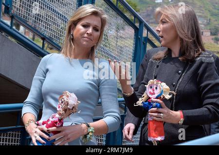 Image fournie par la présidence colombienne montre la première dame colombienne Maria Clemencia Rodriguez (à droite) parlant avec la reine Maxima, des pays-Bas, lors de leur visite au Centre de développement de l enfant AeioTU la Estrella, à Bogota, capitale de la Colombie, le 5 mars 2014. La première Dame colombienne a rencontré la Reine des pays-Bas pour analyser les programmes d'attention aux enfants (Xinhua/Javier Casella/Présidence colombienne) (da) COLOMBIE-BOGOTA-LES PAYS-BAS-POLITIQUE-ROYALTY PUBLICATIONxNOTxINxCHN image fournie par la Présidence colombienne montre la première Dame colombienne Mary Rodriguez r parlant avec la Reine Maxima Banque D'Images