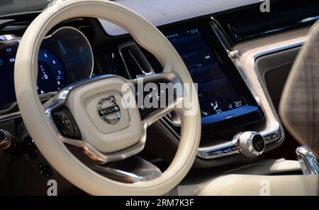 (140306) -- GENÈVE, 6 mars 2014 (Xinhua) -- les commandes de l'écran tactile CarPlay d'Apple sont vues à bord du prototype Volvo Estate au salon de l'automobile de Genève à Genève, Suisse, le 6 mars 2014. (Xinhua/Wang Siwei) SUISSE-GENÈVE SALON AUTOMOBILE-VOLVO-ESTATE CONCEPT PUBLICATIONxNOTxINxCHN Genève Mars 6 2014 XINHUA Apple S Touch Screen Commands IS Lakes à bord du Volvo Estate concept car au salon du moteur de Genève à Genève Suisse LE 6 2014 mars XINHUA Wang Siwei Suisse salon du moteur de Genève Volvo Estate concept PUBLICATIONxNOTxINxCHN Banque D'Images