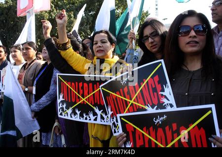 (140306) -- LAHORE, 6 mars 2014 (Xinhua) -- des militants pakistanais crient des slogans et brandissent des pancartes anti-terroristes alors qu'ils participent à un rassemblement pour la paix à Lahore, dans l'est du Pakistan, le 6 mars 2014. Le Premier ministre pakistanais Nawaz Sharif a convenu jeudi à Islamabad avec les intermédiaires talibans d'accélérer les pourparlers de paix, ont déclaré des responsables. (Xinhua/Jamil Ahmed) PAKISTAN-LAHORE-PROTEST-TERRORISM PUBLICATIONxNOTxINxCHN Lahore Mars 6 2014 les militants pakistanais XINHUA crient des slogans et brandissent des pancartes anti-terroristes alors qu'ils prennent part à un rassemblement pour la paix à Lahore est du Pakistan LE 6 2014 mars Premier M pakistanais Banque D'Images