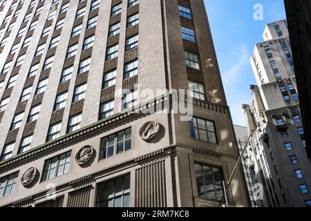 Détail architectural de l'intersection de Hanover Street et Wall Street dans le quartier financier de Lower Manhattan à New York, États-Unis Banque D'Images