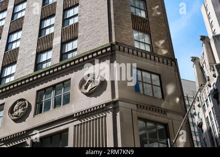 Détail architectural de l'intersection de Hanover Street et Wall Street dans le quartier financier de Lower Manhattan à New York, États-Unis Banque D'Images