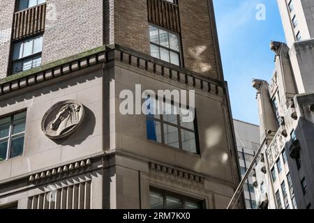 Détail architectural de l'intersection de Hanover Street et Wall Street dans le quartier financier de Lower Manhattan à New York, États-Unis Banque D'Images