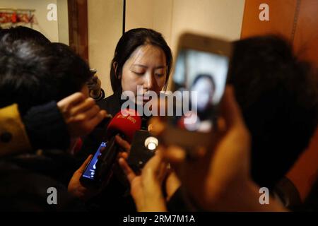 Wang Yue, directeur du marketing de Malaysia Airlines en Chine, lit la déclaration de la société lors d'une conférence de presse à l'hôtel Metro Park Lido à Pékin, capitale de la Chine, le 8 mars 2014. Le Boeing 777-200 de Malaysia Airlines transportant 239 personnes a perdu la communication et le signal radar lors de son vol de Kuala Lumpur, la capitale malaisienne, à Pékin, samedi matin. Un total de 154 ressortissants chinois étaient à bord de l'avion, dont un bébé et un de Taïwan. (Xinhua/Shen Bohan) (ry) CHINE-PÉKIN-MALAISIE FLIGHT-MISSING-PRESS CONFERENCE (CN) PUBLICATIONxNOTxINxCHN Wang Yue D Banque D'Images