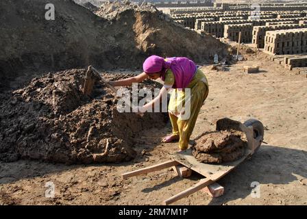 Une travailleuse pakistanaise travaille dans une fabrique de briques à Lahore, dans l est du Pakistan, le 8 mars 2014, Journée internationale de la femme. Les femmes ont des possibilités limitées dans la société patriarcale hautement traditionnelle du Pakistan. (Xinhua/Sajjad) PAKISTAN-LAHORE-WOMEN LABOUR PUBLICATIONxNOTxINxCHN une travailleuse pakistanaise travaille DANS une usine de briques dans l'est du Pakistan S Lahore Mars 8 2014 la Journée internationale des femmes S les femmes ont des opportunités limitées au Pakistan S Société patriarcale hautement traditionnelle XINHUA Sajjjad Pakistan Lahore Women Laboratory PUBLICATIONxNOTxINxINxCHN Banque D'Images