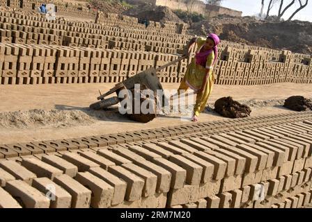 Une travailleuse pakistanaise travaille dans une fabrique de briques à Lahore, dans l est du Pakistan, le 8 mars 2014, Journée internationale de la femme. Les femmes ont des possibilités limitées dans la société patriarcale hautement traditionnelle du Pakistan. (Xinhua/Sajjad) PAKISTAN-LAHORE-WOMEN LABOUR PUBLICATIONxNOTxINxCHN une travailleuse pakistanaise travaille DANS une usine de briques dans l'est du Pakistan S Lahore Mars 8 2014 la Journée internationale des femmes S les femmes ont des opportunités limitées au Pakistan S Société patriarcale hautement traditionnelle XINHUA Sajjjad Pakistan Lahore Women Laboratory PUBLICATIONxNOTxINxINxCHN Banque D'Images