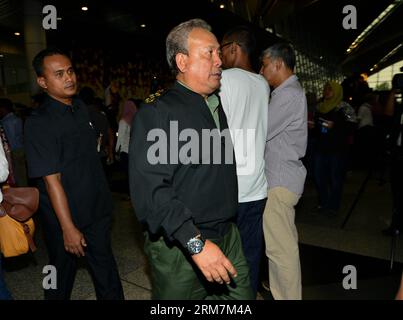Le chef des forces armées malaisiennes Zulkifeli (C) part après avoir rencontré les proches des passagers disparus à l'aéroport international de Kuala Lumpur, Malaisie, le 8 mars 2014. Un Boeing 777-200 de Malaysian Airlines avec 239 personnes à bord a disparu en route de Kuala Lumpur à Pékin tôt samedi. (Xinhua/Chong Voon Chung) MALAYSIA-KUALA LUMPUR-MALAYSIAN AIRLINES-ZULKIFELI PUBLICATIONxNOTxINxCHN le chef des forces armées malaisiennes C part après avoir rencontré les proches des passagers disparus À L'aéroport international de Kuala Lumpur Malaisie LE 8 2014 mars a Malaysian Airlines B Banque D'Images