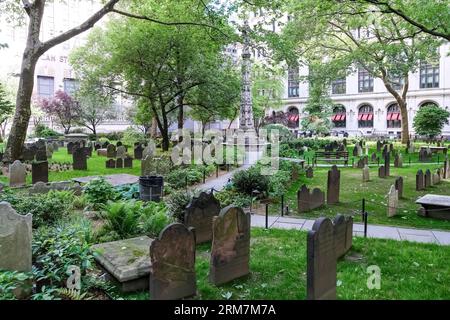 Vue de Trinity Church, une paroisse historique située au 89 Broadway en face de Wall Street, dans le quartier financier de Lower Manhattan, New York Banque D'Images