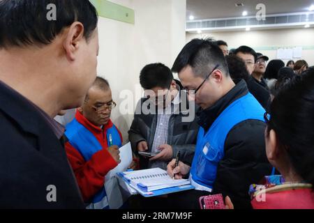 Le personnel de Malaysia Airlines enregistre les informations des proches des passagers à bord du vol disparu à Pékin, capitale de la Chine, le 9 mars 2014. Le vol MH370 de Malaysia Airlines, un Boeing B777-200, a perdu la communication et le signal radar lors de son vol de Kuala Lumpur, la capitale malaisienne, à Pékin, samedi matin. À bord se trouvaient 227 passagers de 14 pays, dont 154 Chinois et 12 Malaisiens. (Xinhua/Li Xin) (ry) CHINA-BEIJING-MALAYSIAN AIRLINES-MEETING (CN) PUBLICATIONxNOTxINxCHN personnel de Malaysia Airlines Inscrivez les informations de la Rela Banque D'Images