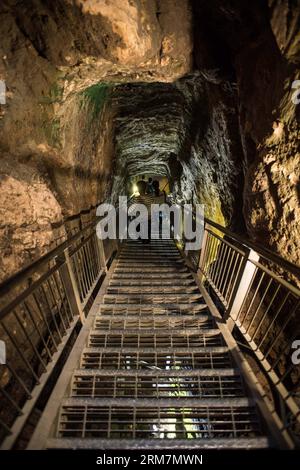 (140310) -- MEGIDDO (ISRAËL), 10 mars 2014 (Xinhua) -- les visiteurs marchent dans les vestiges d'un immense système d'eau dans le parc national de Megiddo, Israël, le 8 mars 2014. Le système d'eau a été taillé pendant la période des rois Israélites, afin d'apporter de l'eau dans la ville sans avoir à sortir des murs. À cette fin, les habitants de Megiddo creusèrent un gigantesque puits de 36 mètres de profondeur, à partir duquel un tunnel horizontal de 70 mètres de long s'étendait jusqu'à la source, qui émergeait dans une grotte au pied du monticule à l'extérieur des murs. Les tels bibliques - Megiddo, Hazor, Beer Sheba en Israël ont été inscrits sur le monde de l'UNESCO Her Banque D'Images