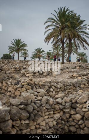 (140310) -- Megiddo (Israël), le 10 mars 2014 (Xinhua) -- les visiteurs à pied passé téléphone reste dans le Parc National de Megiddo, en Israël, le 8 mars 2014. L'As biblique - Megiddo, Hazor, Beer-Sheba en Israël ont été inscrits sur la Liste du patrimoine mondial de l'UNESCO en 2005. Tel (monticules préhistorique), sont caractéristiques des terrains plus plats de la Méditerranée orientale, en particulier le Liban, Syrie, Israël et la Turquie de l'Est. De plus de 200 tels en Israël, Megiddo, Hazor et Beer Sheba sont représentatifs de ceux qui contiennent d'importants vestiges de villes avec connexions biblique. Les trois tels également pré Banque D'Images