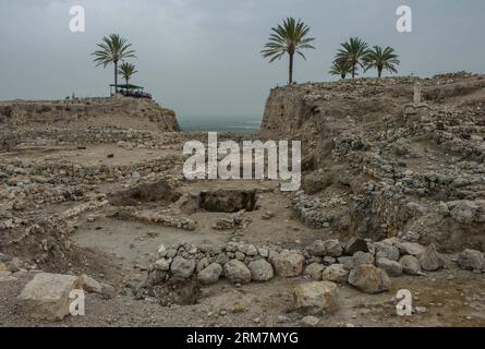 (140310) -- MEGIDDO (ISRAËL), 10 mars 2014 (Xinhua) -- les visiteurs écoutent la présentation par un guide des restes de tel dans le parc national de Megiddo, Israël, le 8 mars 2014. Les tels bibliques - Megiddo, Hazor, Beer Sheba en Israël ont été inscrits sur la liste du patrimoine mondial de l'UNESCO en 2005. Tels (monticules préhistoriques), sont caractéristiques des terres plus plates de la Méditerranée orientale, en particulier le Liban, la Syrie, Israël et l'est de la Turquie. Sur plus de 200 tels en Israël, Megiddo, Hazor et Beer Sheba sont représentatifs de ceux qui contiennent des restes substantiels de villes à conne biblique Banque D'Images