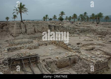 (140310) -- Megiddo (Israël), le 10 mars 2014 (Xinhua) -- les visiteurs à pied passé téléphone reste dans le Parc National de Megiddo, en Israël, le 8 mars 2014. L'Tels bibliques, Megiddo, Hazor, Beer-Sheba en Israël ont été inscrits sur la Liste du patrimoine mondial de l'UNESCO en 2005. Tel (monticules préhistorique), sont caractéristiques des terrains plus plats de la Méditerranée orientale, en particulier le Liban, Syrie, Israël et la Turquie de l'Est. De plus de 200 tels en Israël, Megiddo, Hazor et Beer Sheba sont représentatifs de ceux qui contiennent d'importants vestiges de villes avec connexions biblique. Les trois tels aussi prés Banque D'Images