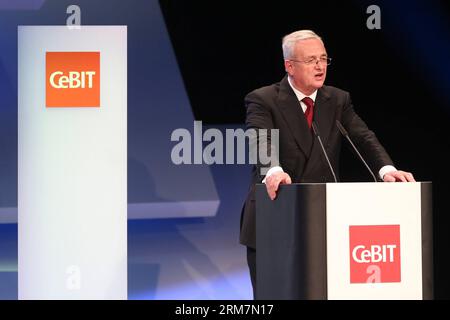 (140309) -- HANOVRE, 9 mars 2014 (Xinhua) -- Martin Winterkorn, PDG de Volkswagen, s'adresse à la cérémonie d'ouverture du salon CeBIT TECH à Hanovre, en Allemagne, le 9 mars 2014. Dimanche, la chancelière allemande Angela Merkel et le Premier ministre britannique David Cameron ont ouvert conjointement le CeBIT, l une des plus grandes foires INFORMATIQUES au monde, dans la ville de Hanovre, dans l ouest de l Allemagne. (Xinhua/Zhang Fan) ALLEMAGNE-HANOVRE-CEBIT TECH FAIR-OUVERTURE PUBLICATIONxNOTxINxCHN Hanovre Mars 9 2014 Martin Winterkorn, PDG de XINHUA Volkswagen, s'adresse à la cérémonie d'ouverture de la CeBIT Tech Fair à Hanovre Allemagne Mars 9 2014 Chancelier allemand Ange Banque D'Images