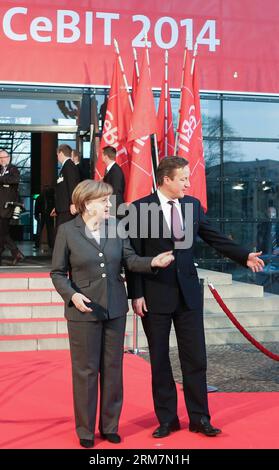 (140309) -- HANOVRE, 9 mars 2014 (Xinhua) -- la chancelière allemande Angela Merkel (à gauche) et le Premier ministre britannique David Cameron assistent à la cérémonie d'ouverture du salon CeBIT TECH à Hanovre, en Allemagne, le 9 mars 2014. Dimanche, la chancelière allemande Angela Merkel et le Premier ministre britannique David Cameron ont ouvert conjointement le CeBIT, l une des plus grandes foires INFORMATIQUES au monde, dans la ville de Hanovre, dans l ouest de l Allemagne. (Xinhua/Zhang Fan) ALLEMAGNE-HANOVRE-CEBIT TECH FAIR-OUVERTURE PUBLICATIONxNOTxINxCHN Hanovre Mars 9 2014 la chancelière allemande DE XINHUA Angela Merkel et le Premier ministre britannique David Cameron assistent au Cerem d'ouverture Banque D'Images