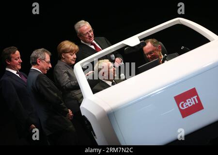 (140309) -- HANOVRE, 9 mars 2014 (Xinhua) -- la chancelière allemande Angela Merkel (3e L) et le Premier ministre britannique David Cameron (1e L) voient un modèle de voiture Audi sans conducteur lors de la cérémonie d'ouverture du salon CeBIT TECH à Hanovre, en Allemagne, le 9 mars 2014. Dimanche, la chancelière allemande Angela Merkel et le Premier ministre britannique David Cameron ont ouvert conjointement le CeBIT, l une des plus grandes foires INFORMATIQUES au monde, dans la ville de Hanovre, dans l ouest de l Allemagne. (Xinhua/Zhang Fan) ALLEMAGNE-HANOVRE-CEBIT TECH FAIR-OUVERTURE PUBLICATIONxNOTxINxCHN Hanovre Mars 9 2014 XINHUA Chancelière allemande Angela Merkel 3rd l et britannique Banque D'Images